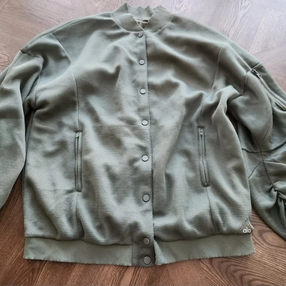 alo Yoga Bomber Field Jacket in Olive Drab Green sz Small oversized